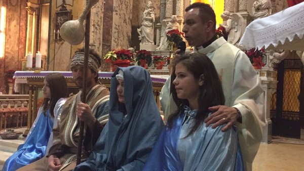 Padre Daniel con i quattro figuranti del Presepe vivente di Rivisondoli.