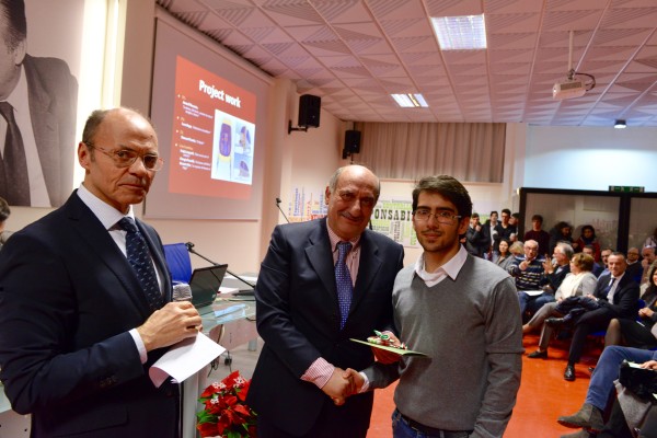 Domenico Santacroce premia uno studente dell'ambito di Project work