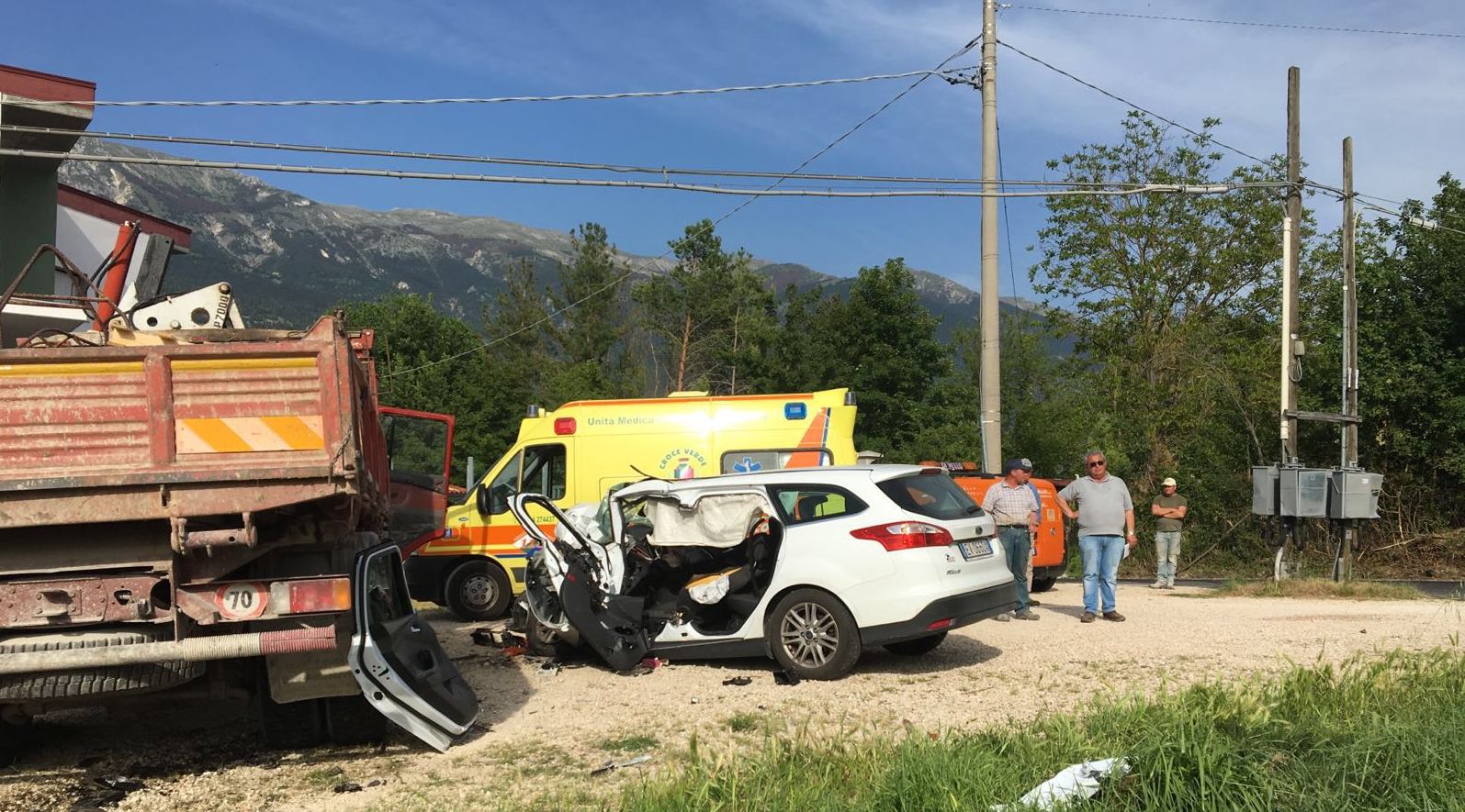 INCIDENTE TRA CAMION E DUE AUTO SULLA STATALE 17, TRE FERITI: UNO GRAVE ...