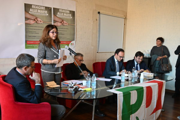 Teresa Nannarone nel corso del suo intervento nel convegno "Reagire alle Mafie"