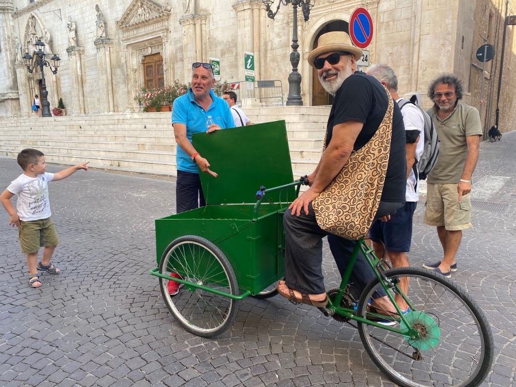 bicicletta area pedonale