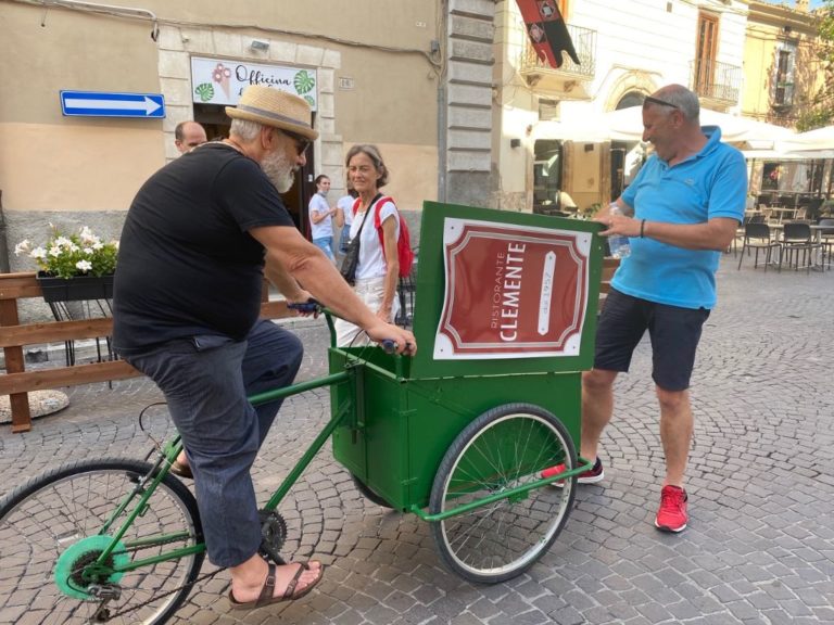 bicicletta area pedonale