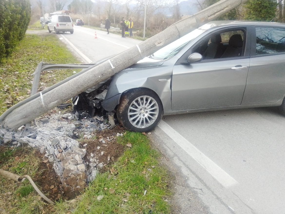 AUTO CONTRO PALO DELL'ILLUMINAZIONE PUBBLICA, DONNA ...