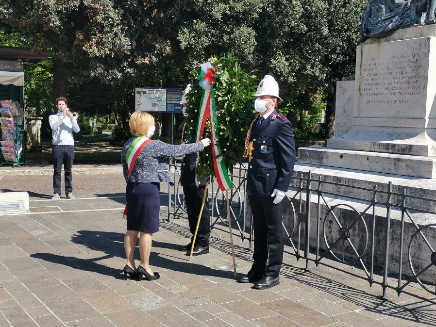 ANNIVERSARIO DELLA LIBERAZIONE, CERIMONIE SENZA PUBBLICO AI MONUMENTI ...