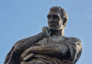 SULMONA, SOTTO LA STATUA DI OVIDIO PARCHEGGIARE SA TANTO DI OLTRAGGIO