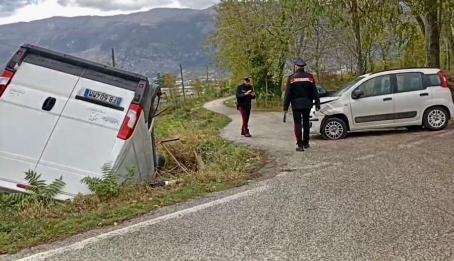 SCONTRO TRA AUTO E FURGONE, IN DUE FINISCONO AL PRONTO SOCCORSO ...