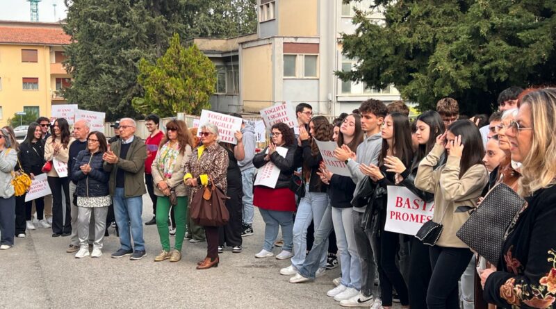 GLI STUDENTI DEL DE NINO-MORANDI IN PIAZZA: “DIECI ANNI SENZA UNA SEDE, BASTA PROMESSE”