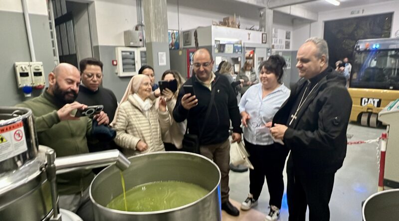 IL VESCOVO FUSCO BENEDICE LA CAMPAGNA OLEARIA NELLA VALLE PELIGNA: “QUEST’OLIO È DI GRANDE QUALITÀ”