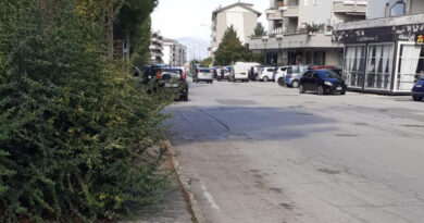 MARCIAPIEDI DI VIA SARDI INVASI DALLE ERBACCE, PROTESTANO I CITTADINI