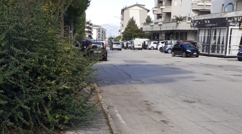 MARCIAPIEDI DI VIA SARDI INVASI DALLE ERBACCE, PROTESTANO I CITTADINI